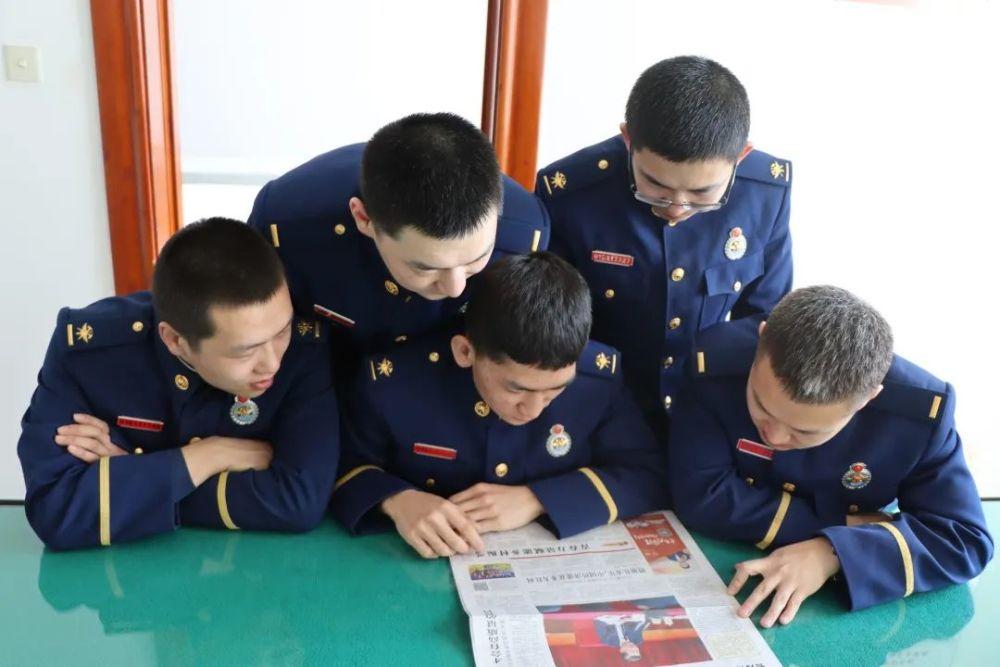 划龙舟吃粽子